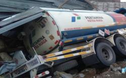 Truk Tangki BBM Tabrak Rumah di Palembang, 1 Warga Luka-Luka