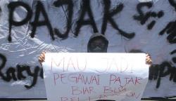 Aksi Kritik Gaya Hidup Mewah Pegawai Pajak