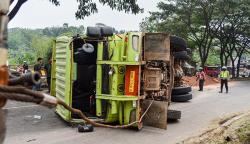 Truk Kelebihan Muatan Terguling hingga Tutup Jalan Nasional Bandung-Garut<
