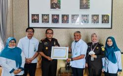 Kejari Palembang Terima Penghargaan BPJS Ketenagakerjaan, Prestasinya Tak Main-main<