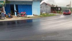 Viral Aspal Jalan di Banjarnegara Meleleh dan Lengket hingga Bikin Pengendara Terjatuh