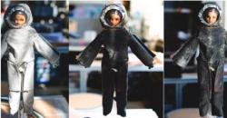 Ilmuwan Dandani Barbie dengan Baju Antariksa, Uji Metode Baru Pembersihan Debu Bulan