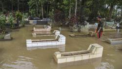 Pemakaman Terendam Banjir Setinggi 60 Sentimer di Ciamis