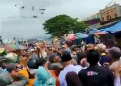 Heboh Politisi Hamburkan Uang di Pasar Andonohu Kendari, Warga Berebutan
