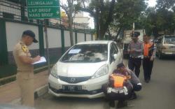 Mobil Parkir Berhari-hari di Tempat Terlarang Diderek Petugas Dishub Cimahi<