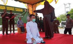 10 Terpidana Kasus Perjudian dan Pelecehan Seksual di Aceh Dihukum Cambuk <