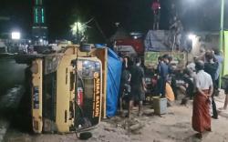 Hindari Kendaraan di Depan, Truk Muatan CPO Terbalik