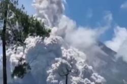 Gunung Merapi Erupsi Trending Topic Twitter, Netizen: Pantesan Udara Panas<
