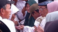 Warga Majalengka Dapat Dana Sosial, meski Berdesakan Tetap Semringah