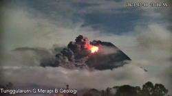 Gunung Merapi Masih Luncurkan Awan Panas Minggu Dini Hari<