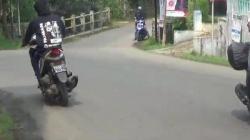 Tepergok Curi Motor di Siang Bolong, Pria Paruh Baya di Purwakarta Ditelanjangi