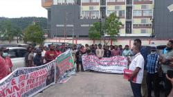 BEM Uncen Demo di Pengadilan Tipikor Jayapura, Minta Tangkap Johannes Rettob<