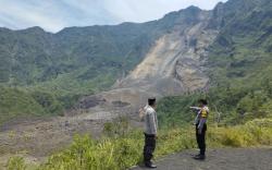 Tebing Gunung Galunggung Longsor, Material Masuk ke Kawah, Suaranya Bergemuruh<