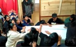 Isak Tangis Iringi Kedatangan Jenazah Mahasiswa Korban Penembakan KKB di Papua
