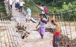 Sungai Ogan di OKU Meluap, Jembatan Penghubung Desa Nyaris Putus<