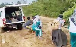 Perjuangan Dokter dan Perawat di Muratara Tarik Ambulans Terjebak Jalan Berlumpur<