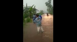 Banjir Bandang Terjang Lamongan, 2 Tanggul Sungai Jebol dan Ratusan Rumah Terendam 