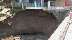 Tanggul Sungai Ambrol, Rumah Mewah di Mojokerto Terancam Ambruk