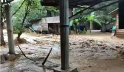 Banjir Bandang Terjang 2 Kabupaten di Kalsel, Petugas Evakuasi Warga