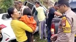 Diduga Tak Kuat Menanjak, Minibus Berpenumpang 7 Orang Terbalik, 2 Terluka