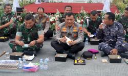 Momen Pangdam Diponegoro dan Kapolda Jateng Makan Nasi Kotak Lesehan bersama Prajurit<