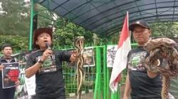 Protes di KLHK, Pegiat Lingkungan KBB Bawa Puluhan Hewan Liar<