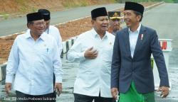 Momen Prabowo Ikut Jokowi ke Pasar hingga Resmikan Jalan di Kalsel