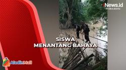 Lewati Jembatan Rusak, Siswa di Way Kanan Menantang Bahaya saat ke Sekolah