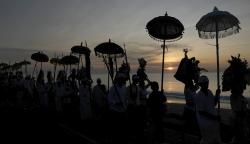 Suasana Khidmat Upacara Melasti di Pantai Padang Galak Bali