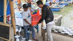 Cegah Kecelakaan di Laut, Nelayan Santolo Garut Dapat Bantuan Alat Keselamatan