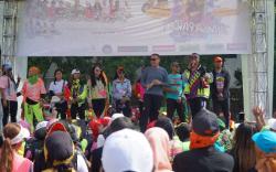 Ribuan Warga Antusias Ikut Senam Zumba Bersama Iwan Bule di Bandung