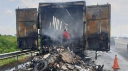 Truk Ekspedisi Terbakar di Jalan Tol Kayu Agung-Palembang, Seluruh Paket Ludes Dilalap Api<
