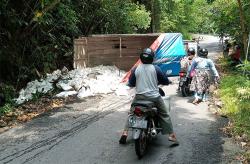 Tak Kuat Menanjak, Truk Muatan Batu Kapur Terguling di Tanjakan Cino Mati