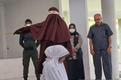  2 Pelaku Perzinaan di Banda Aceh Dihukum Cambuk di Depan Umum<