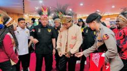 Jokowi Dapat Hadiah Jaket Bomber Rancangan Anak Muda Papua