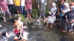 Sambut Ramadhan, Warga Majalengka Antusias Mandi Massal di Mata Air<