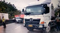 Kecelakaan Beruntun di Tanjakan Randugunting, Truk Terguling Timpa Mobil dan Motor