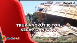 Hindari Motor, Truk Sarat Muatan Terguling di Jalintim Inderalaya - Kayu Agung