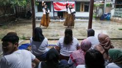 Tangkal Budaya Asing, Anak Muda Bandung Lestarikan Seni Lengser dan Jaipong<