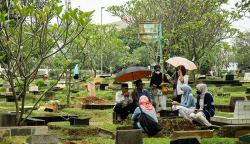 Doa Ziarah Kubur Lengkap di Hari Raya Idul Fitri, Adab dan Hikmahnya