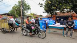 Bobotoh Bagikan Paket Makanan di Cirebon, Ajak Milenial Punya Kepedulian Sosial