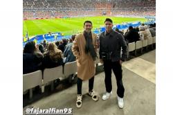Aksi Kocak Fajar Alfian Jalan-jalan Bareng Marselino di Arc de Triomphe Prancis: Kediri Bro!<