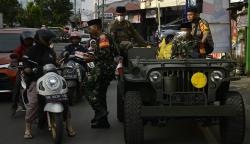 Prajurit TNI Kodim 1409 Gowa Bagi-Bagi Takjil Gratis
