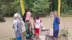 Jembatan Gantung Penghubung Ciamis-Kuningan Putus Diterjang Luapan Sungai Cijolang<