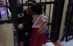 Bikin Haru Tahanan Peluk Anak di Penjara, Polisi Iba Bukakan Pintu Sel<