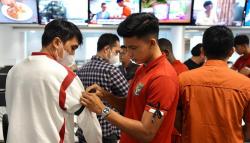 Foto Timnas Indonesia U-20 Sebar Pita Hitam, Simbol Matinya Mimpi Tunas Muda