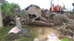Kecelakaan di Jombang, Truk Gandeng Hancur Tertabrak Kereta Turangga
