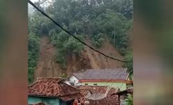 Diguyur Hujan Lebat, Tebing Setinggi 100 Meter di Maleber Kuningan Longsor<