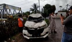 Diduga Sopir Mengantuk, Minibus Tabrak Pohon dan Rambu Jalan lalu Masuk ke Saluran Air