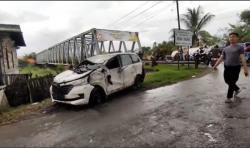 Kronologi Minibus Tabrak Pohon lalu Masuk Saluran Air di Maros, Sopir Diduga Mengantuk